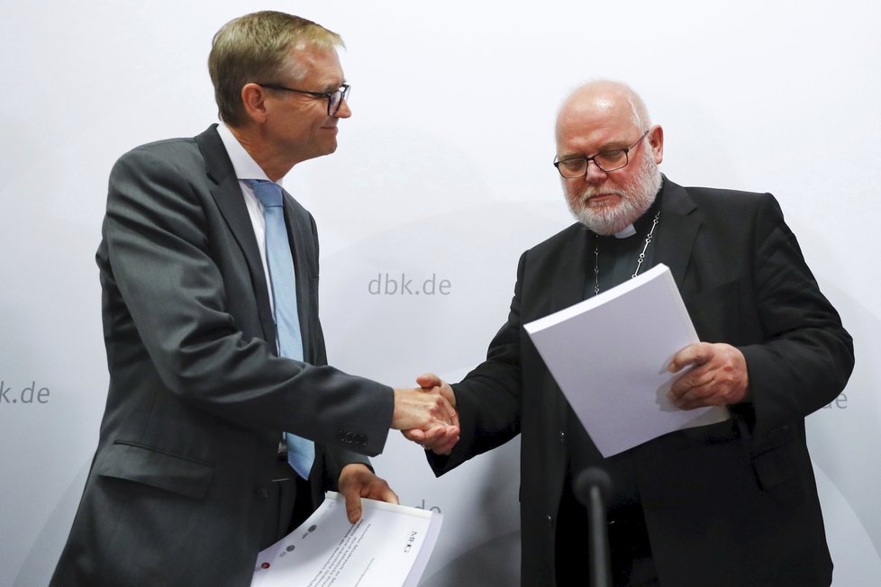 Šéf německých biskupů Reinhard Marx a Harald Dressing