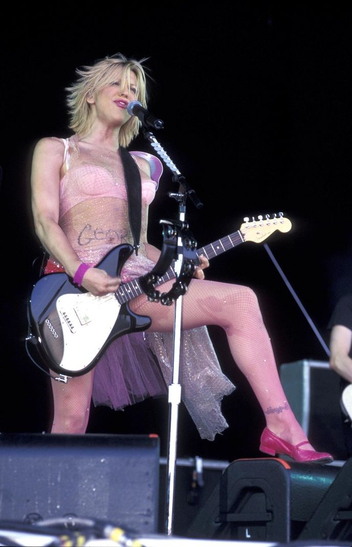 Courtney Love, typická představitelka stylu Kinderwhore, na Glastonbury v roce 1999