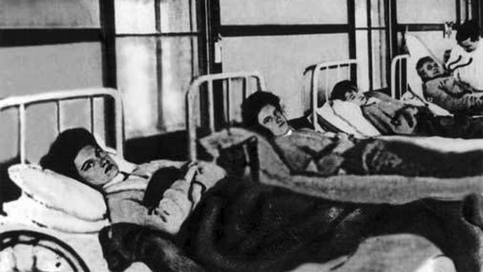 Tyfová Mary (v popředí) na nemocničním lůžku.