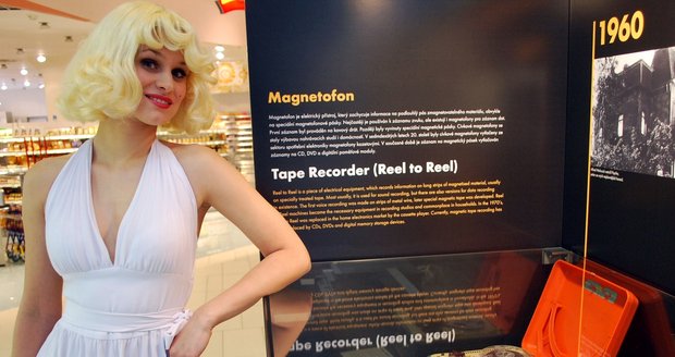 Magnetofony na výstavě vysloužilých spotřebičů obdivovala i Marylin Monroe, kterou ztělesnila modelka Markéta Malíková (26). Ta má stejné iniciály jako slavná herečka.