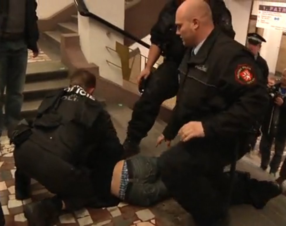 Policie Maryška srazila k zemi a zneškodnila ho.