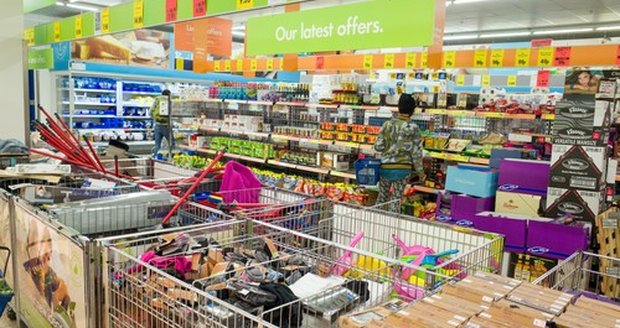 Pečivo, základní potraviny ani nápoje už velkým obchodním řetězcům pohádkové zisky nenesu. Lidé kvůli drahotě obracejí každou korunu a nakupují jen to nejnutnější. Řetězce jako Albert, Billa, Lidl nebo Penny Market proto vytáhly zbraně těžkého kalibru a regály plní zbožím, na kterém mají brutální marže.
