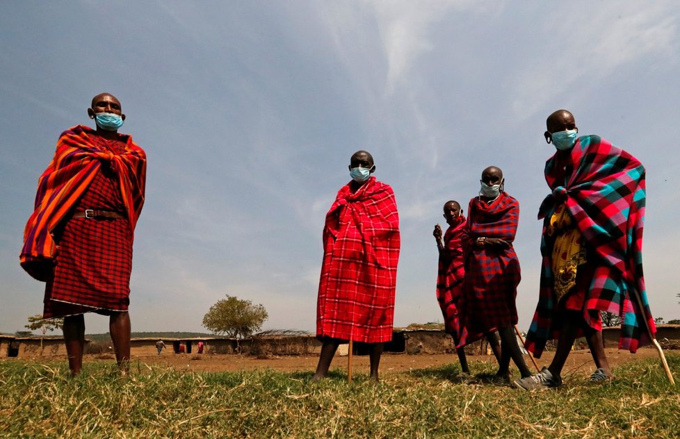 Rouškami se před koronavirem chrání také Masajové v africké Keni