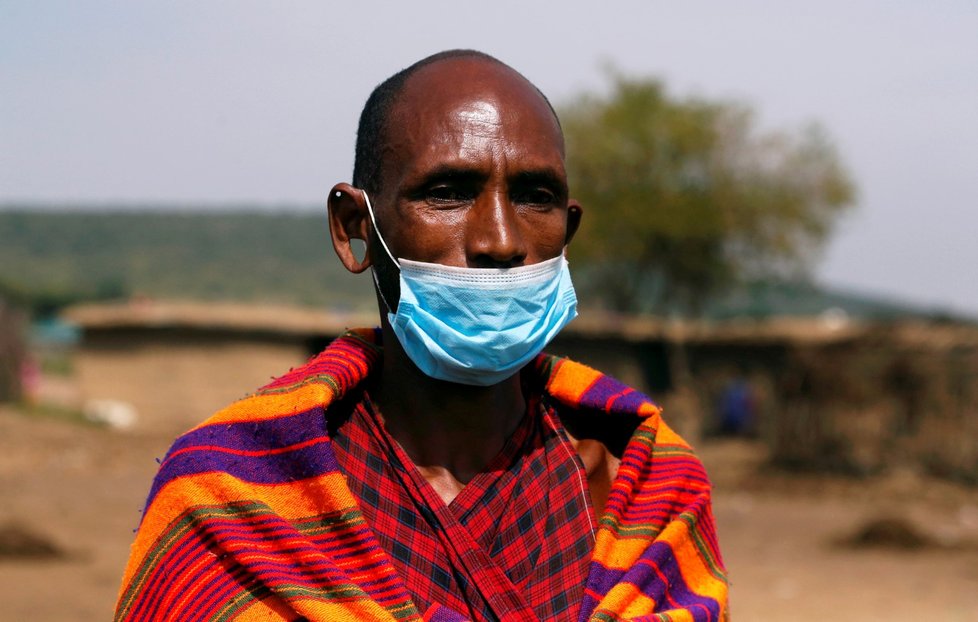 Rouškami se před koronavirem chrání také Masajové v africké Keni