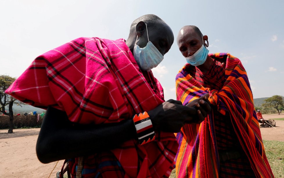 Rouškami se před koronavirem chrání také Masajové v africké Keni