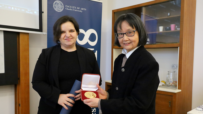 Filozofická fakulta UK ocenila prof. Masako Ueda Fidler, slavistku a bohemistku z prestižní Brownovy univerzity. Ocenění jí předala děkanka Eva Lehečková na zasedání Vědecké rady FF UK 19. února 2026. Filozofická fakulta UK ocenila prof. Masako Ueda Fidler, slavistku a bohemistku z prestižní Brownovy univerzity. Ocenění jí předala děkanka Eva Lehečková na zasedání Vědecké rady FF UK 19. února 2026.
