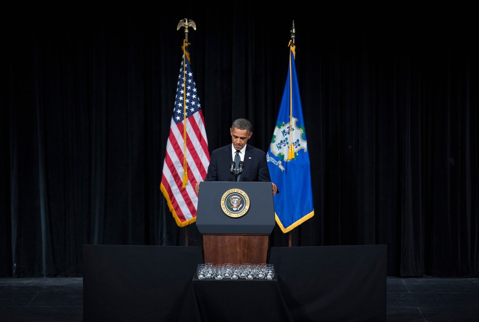 Projev Baracka Obamy v Newtownu: Před konferenčním stolkem si všimněte svíček za oběti