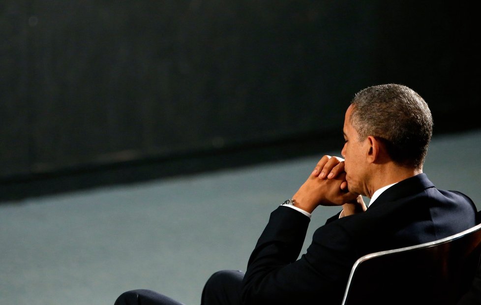 Prezident Obama před svým smutečním projevem v Newtownu