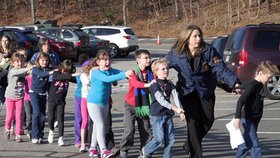 Evakuace dětí ze školy v Newtownu, kde došlo k hrůznému masakru