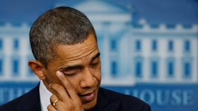 Prezident Obama se při proslovu neubránil slzám