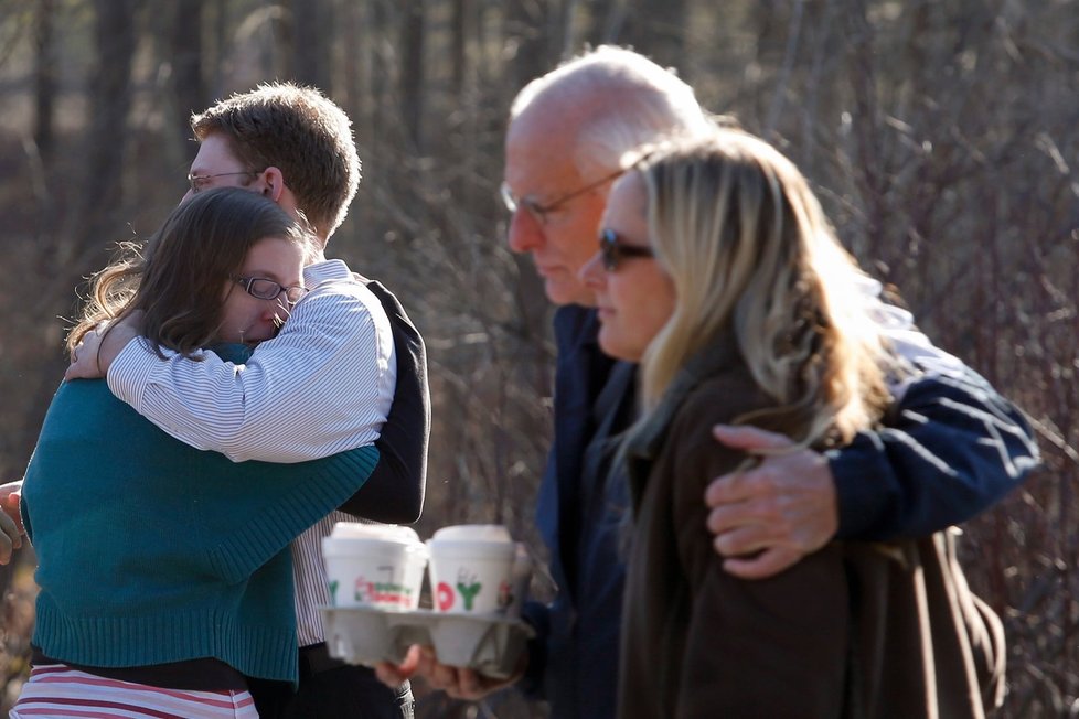 Smutek a bezmoc zračící se v tvářích rodinných příslušníků po střelbě v Newtownu