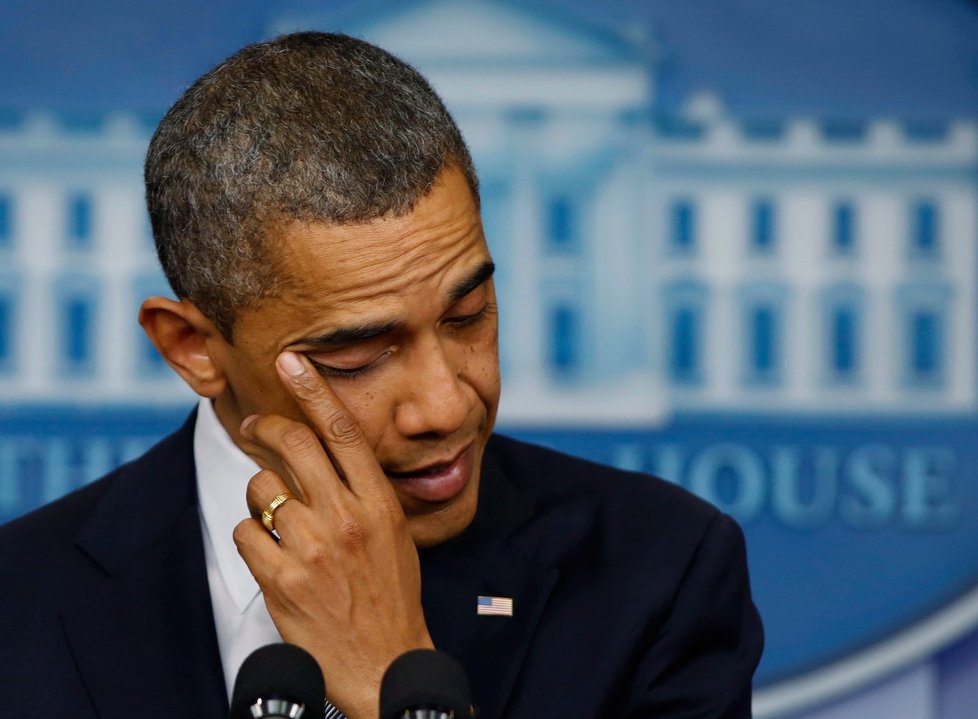 Prezident Obama se při proslovu neubránil slzám