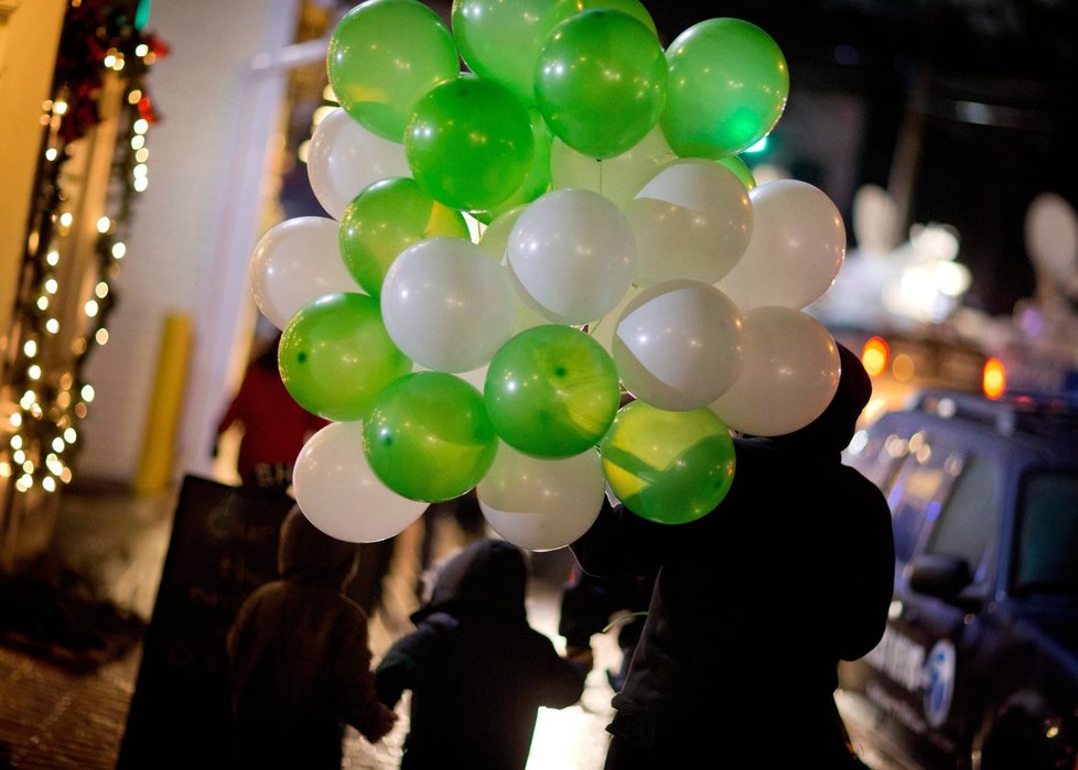 tyhle balónky vyletěly do vzduchu jako památka na zastřelené děti v Newtownu