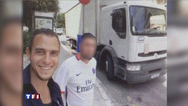 Masakr v Nice: Terorista se jen pár hodin před masakrem fotil v náklaďáku.
