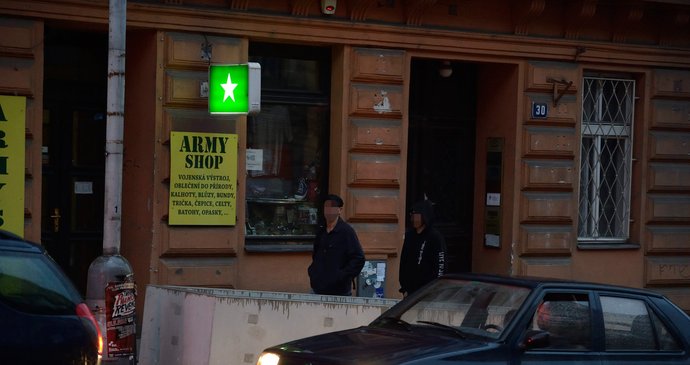 Reportér Blesku se se svým britským kolegou blíží k prvnímu army shopu