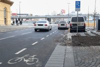 Chaotická ulice Na Florenci: Čertí se řidiči i cyklisté. Zato tu vzniklo stromořadí, využívá se i „dešťovka“