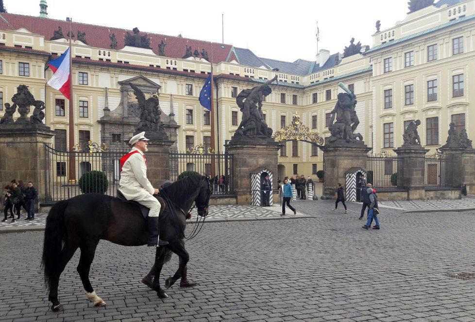 Muž převlečený za Tomáše Garigue Masaryka se projížděl na koni kolem Pražského hradu