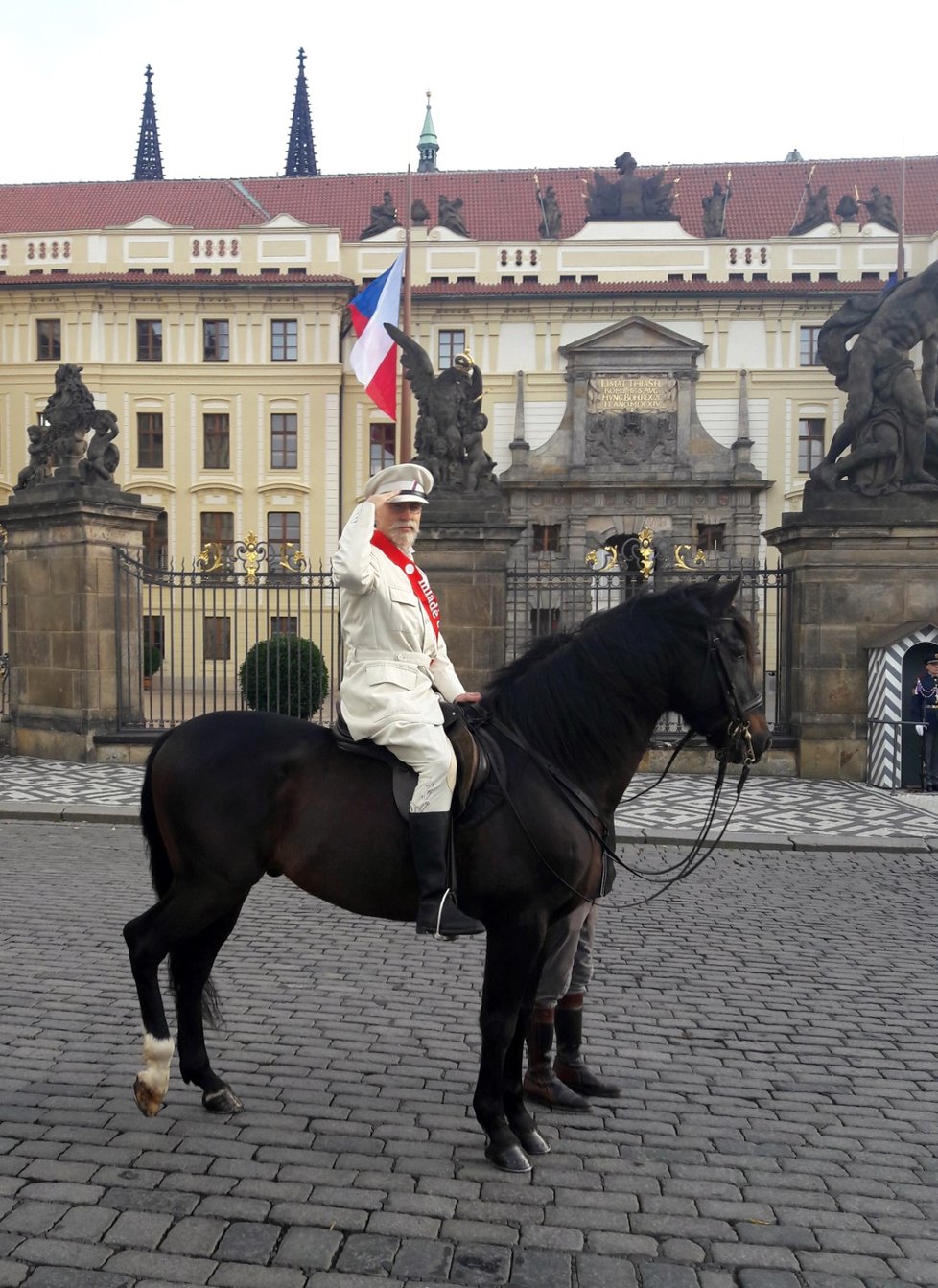 Muž převlečený za Tomáše Garigue Masaryka se projížděl na koni kolem Pražského hradu