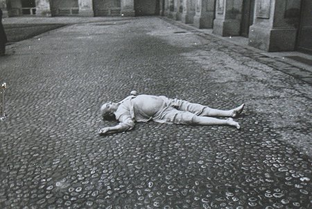 Masarykovo tělo bylo nalezeno pod okny Černínského paláce 10. března 1948.