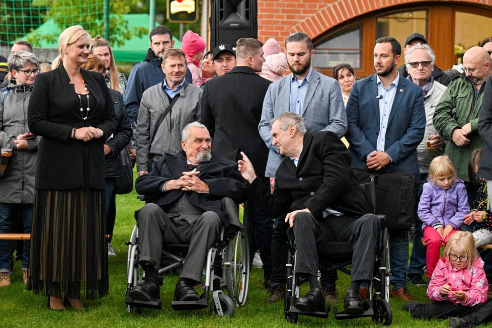 Pietní akt za Tomáše Garrigua Masaryka v Lánech: Prezident Miloš Zeman a exministr Karel Schwarzenberg (17. 9. 2022)