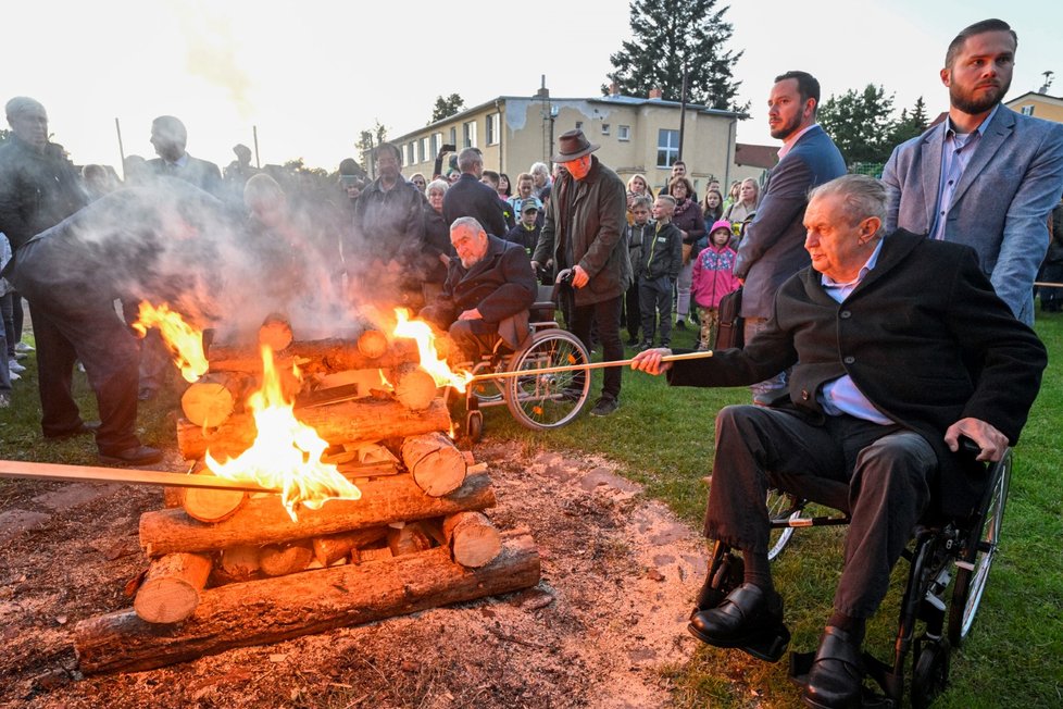 Pietní akt za Tomáše Garrigua Masaryka v Lánech: Prezident Miloš Zeman a exministr Karel Schwarzenberg (17. 9. 2022)