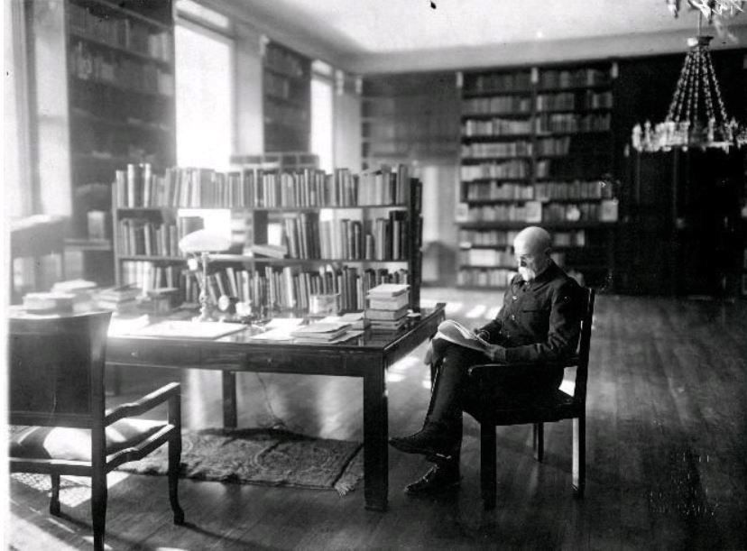 Tomáš Garrigue Masaryk sedával v křesle ve své pracovně.