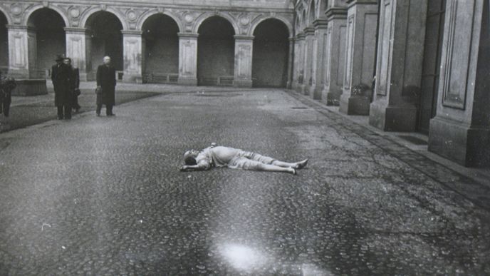 Centrum pro dokumentaci totalitních režimů zveřejnilo zcela unikátní fotografie, které zachycují smrt československého ministra zahraničí Jana Masaryka.
