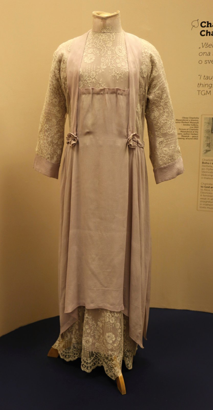 Společenské šaty Charlotty G. Masarykové kombinují prvky poválečné i předválečné módy.