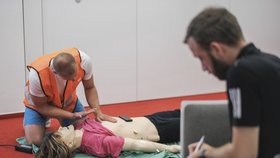 Jiří Chvojka ze Záchranné služby ukazuje na simulátoru jak zachránit kolabujícího sportovce