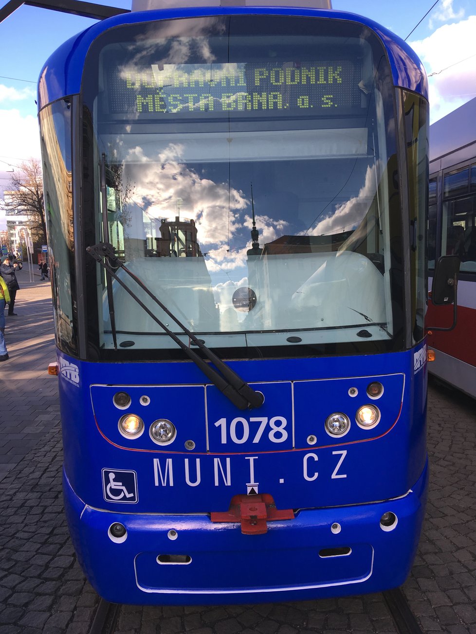 Modrý šíp připomene na cestách Brnem stoleté výročí vzniku Masarykovy univerzity.
