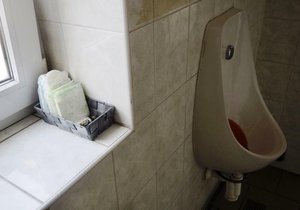 Fakulta výtvarných umění Vysokého učení technického rozmístila na pánských toaletách hygienické pomůcky určené pro ženy. 