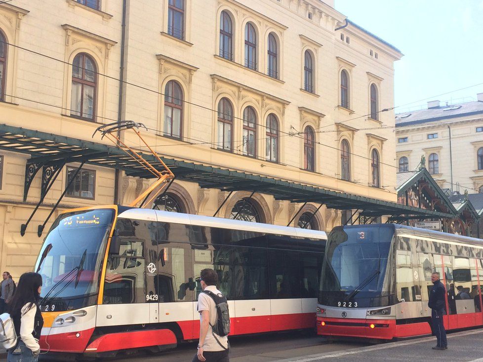 Stříška na budově Masarykova nádraží v Havlíčkově ulici příliš útočiště neposkytuje.