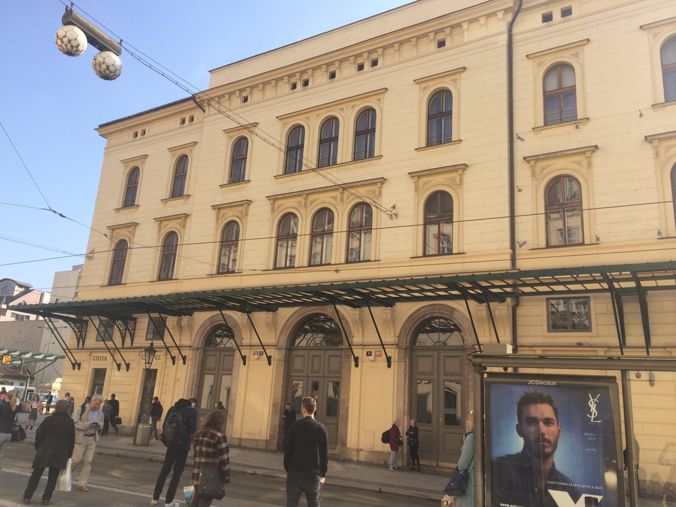 Stříška na budově Masarykova nádraží v Havlíčkově ulici příliš útočiště neposkytuje.