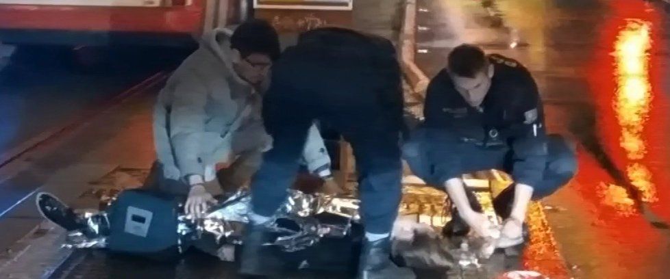 V noci před budovou Masarykova nádraží srazilo policejní auto dívku.