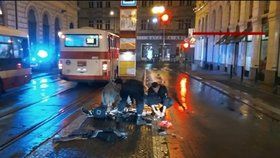V noci před budovou Masarykova nádraží srazilo policejní auto dívku.