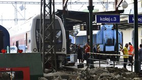 Odstraňování následků nehody vlaku na Masarykově nádraží v Praze