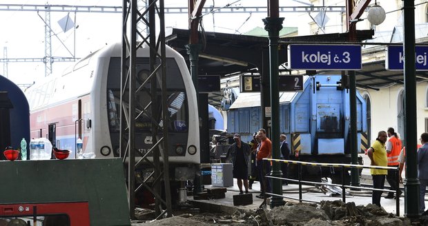 Odstraňování následků nehody vlaku na Masarykově nádraží v Praze