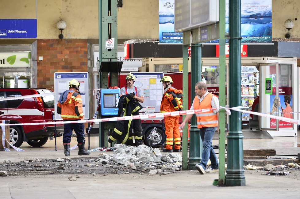 Odstraňování následků nehody vlaku na Masarykově nádraží v Praze