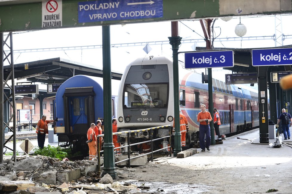 Odstraňování následků nehody vlaku na Masarykově nádraží v Praze