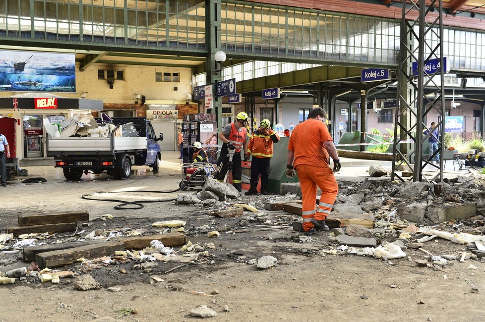 Odstraňování následků nehody vlaku na Masarykově nádraží v Praze