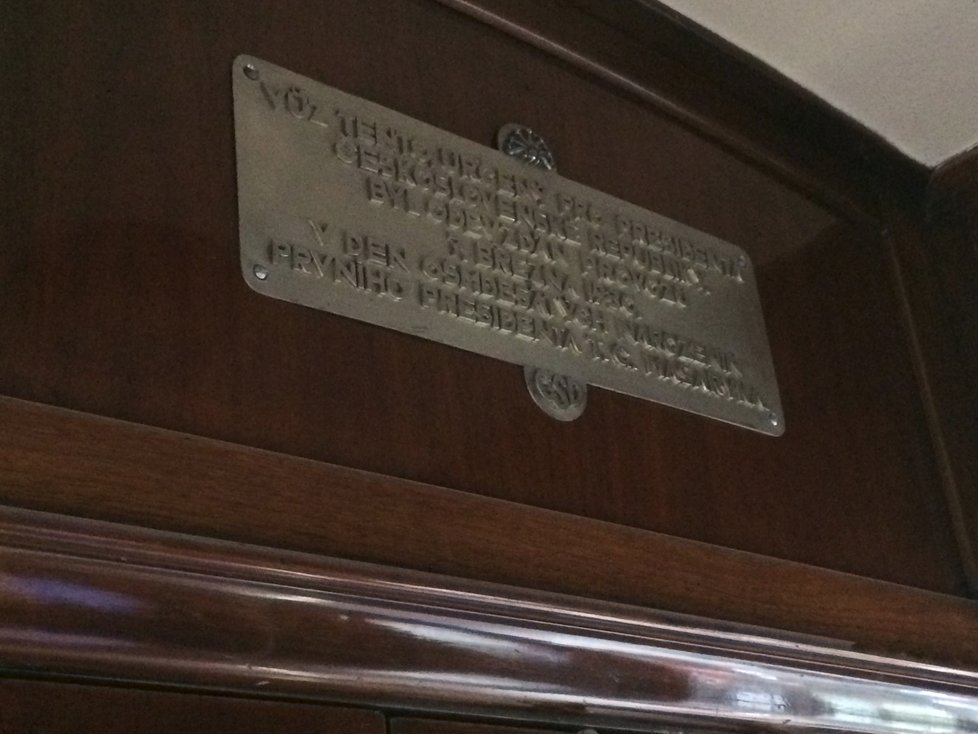 Destička nad vchodem jednoho z vagonů upomíná na dar prezidentovi Masarykovi k jeho 80 letům. Salónní vůz T. G. Masaryka byl do provozu uveden až v roce 1930.