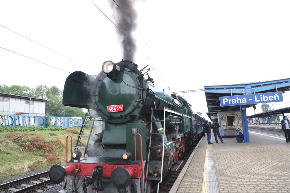 V čele Prezidentského vlaku jede parní lokomotiva.