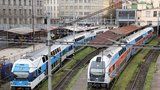 Komplikace na pražských kolejích: Vlak projel návěstidlo na červenou, vlaky tři hodiny nejezdily