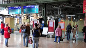 České dráhy odklání všechny spoje, směřující na Masarykovo nádraží, odkud po ohlášení bomby samozřejmě žádné vlaky nevyjíždí