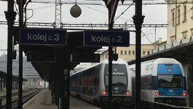 Kvůli poruše elektrické patrové jednotky nejezdily v sobotu po poledním vlaky z Masarykova nádraží.