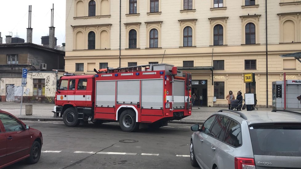 Kvůli poruše elektrické patrové jednotky nejezdily v sobotu po poledním vlaky z Masarykova nádraží.