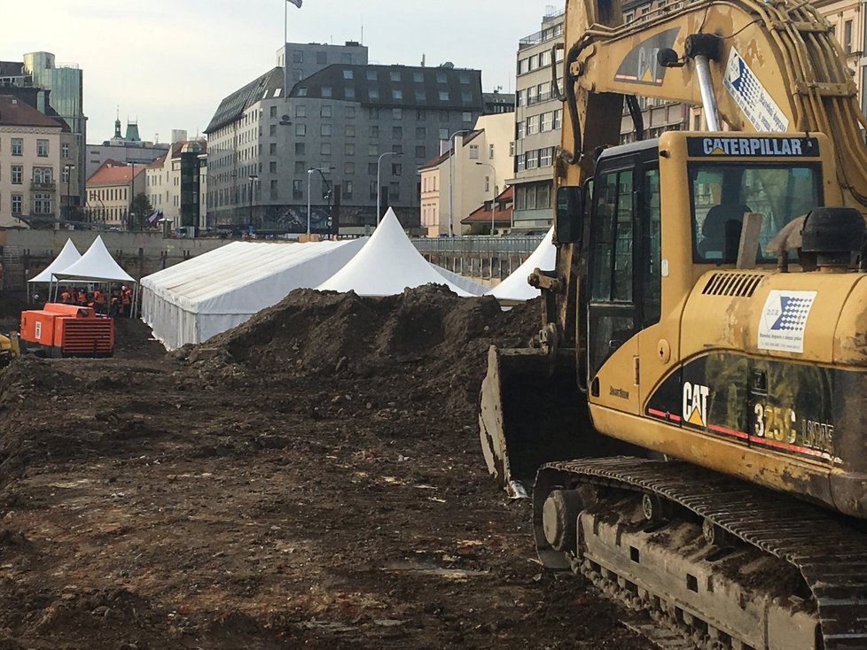 Archeologický průzkum u Masarykova nádraží bude pokračovat v zimě pod stanem