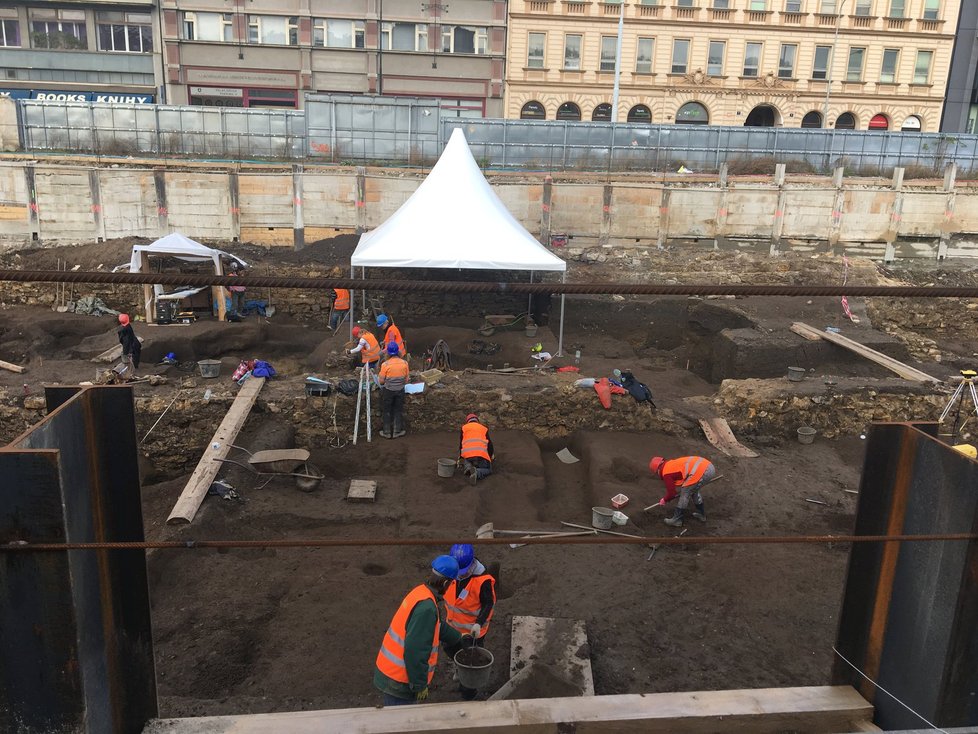 Archeologický průzkum u Masarykova nádraží bude pokračovat v zimě pod stanem
