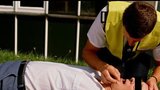 Dramatické video boje o život: Vytrvalá masáž srdce přivedla muže na brněnské ulici k životu