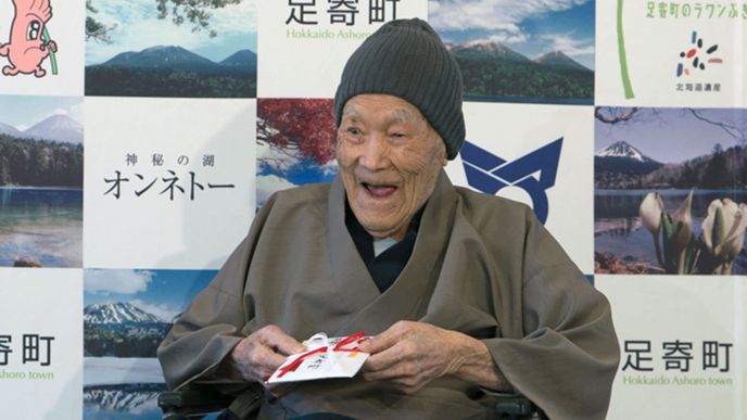 Japonec Masazō Nonaka je nejstarším mužem na světě, je mu téměř 113 let.